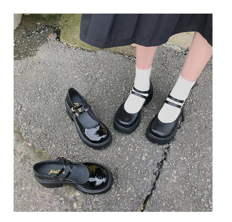 Zapatos de tacón negros de estilo japonés.