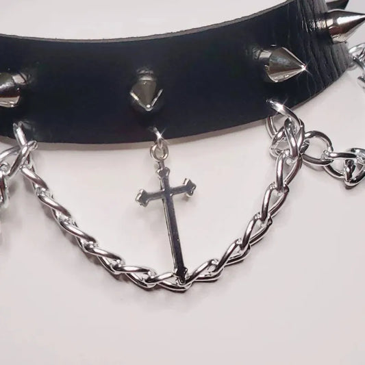 Chocker gotycki ze srebrnym krzyżem