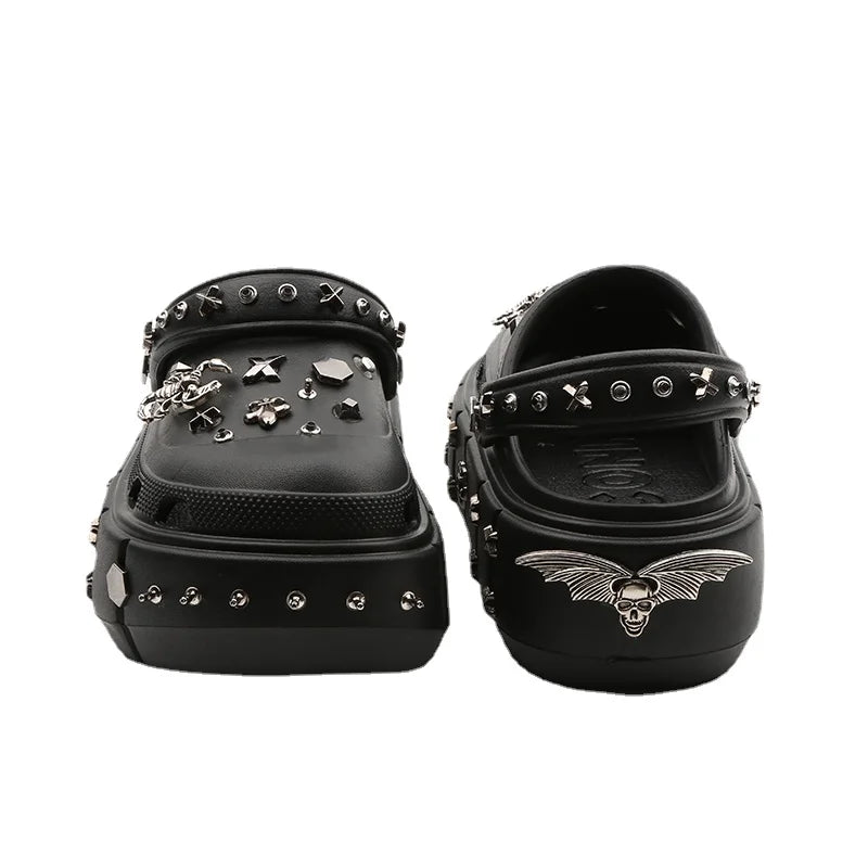 Chanclas con tachuelas estilo oscuro