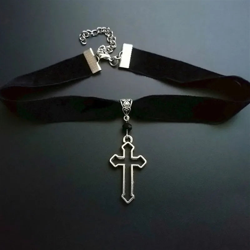 Chocker gotycki ze srebrnym krzyżem