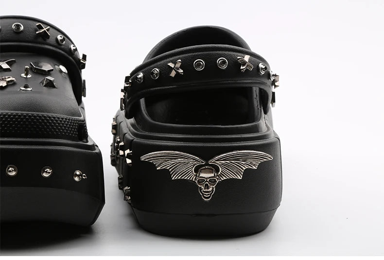 Chanclas con tachuelas estilo oscuro