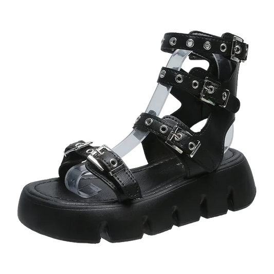 Sandalias negras con cierre.