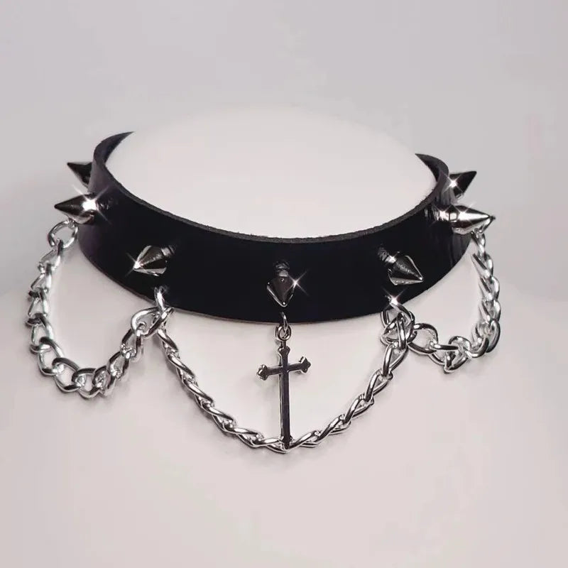 Chocker gotycki ze srebrnym krzyżem