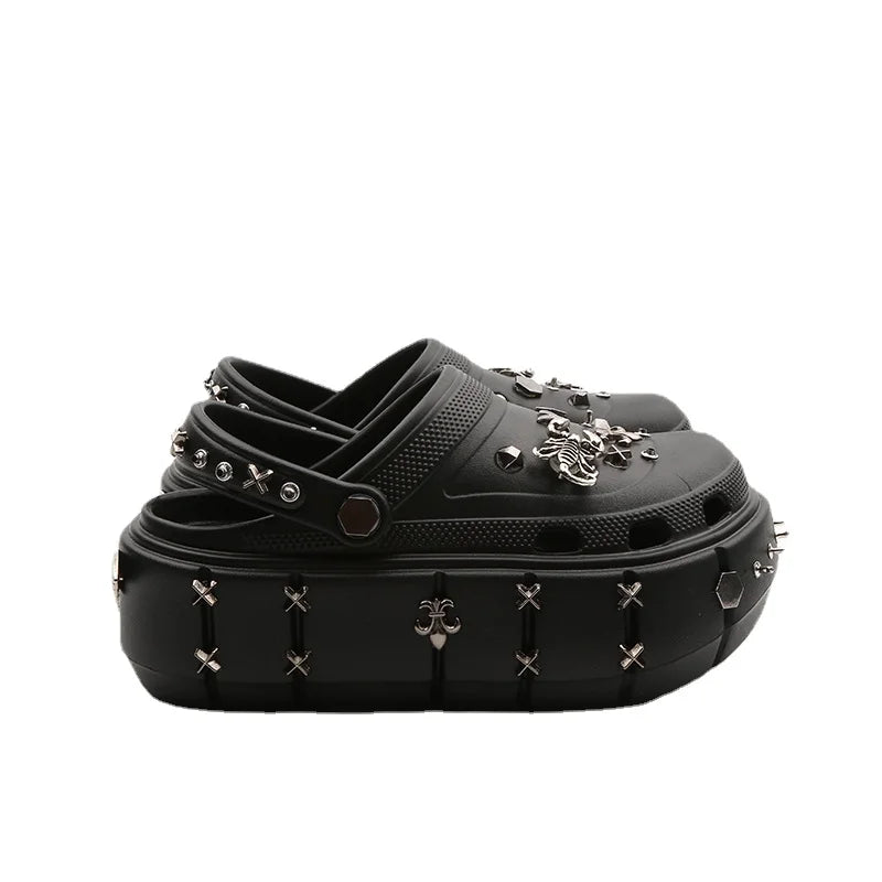 Chanclas con tachuelas estilo oscuro