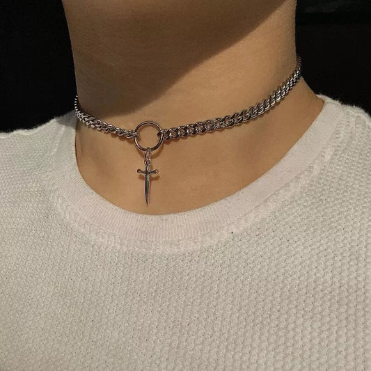 Choker alternatywny z motywem krzyża