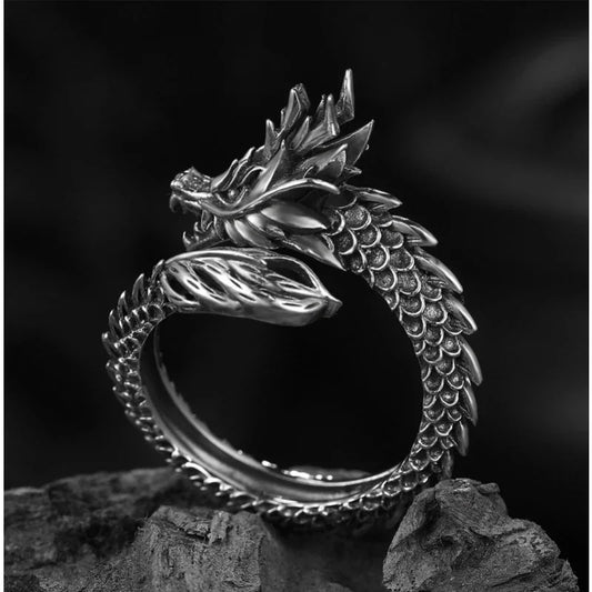 Anillo gótico con motivo de dragón.